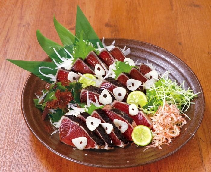 【魚民】初がつおの藁焼き土佐造り