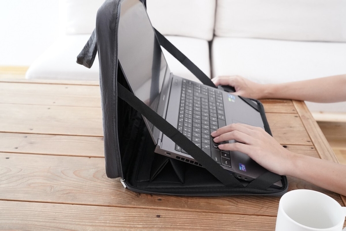 スタンド付きだから、姿勢が自然に。PCの熱も逃しやすい。