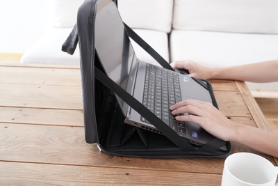 スタンド付きだから、姿勢が自然に。PCの熱も逃しやすい。