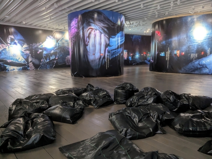 志賀理江子作品　インスタレーション風景 2(「なぬもかぬも」より)　2025年