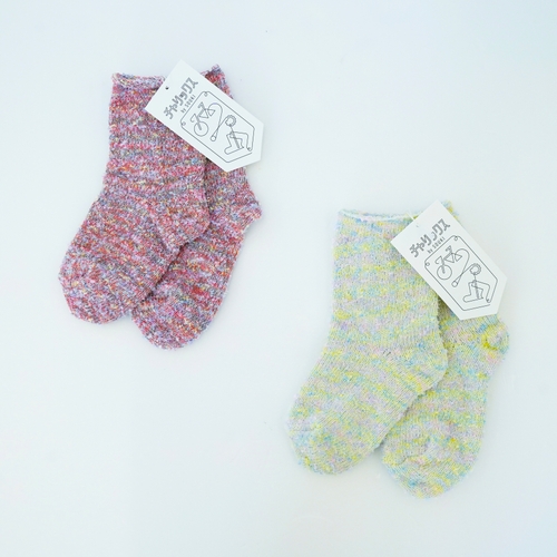 左：フラミンゴ／ミドルグレー／限定糸　右：クリーム／ライム／限定糸 