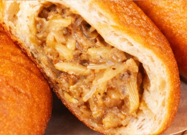 玉ねぎ、春雨、豚肉と細切りのたけのこが入って具材感たっぷり。旨味とコクが広がる味わいは香ばしいパン生地と相性抜群！