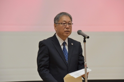 あいさつする野口学長