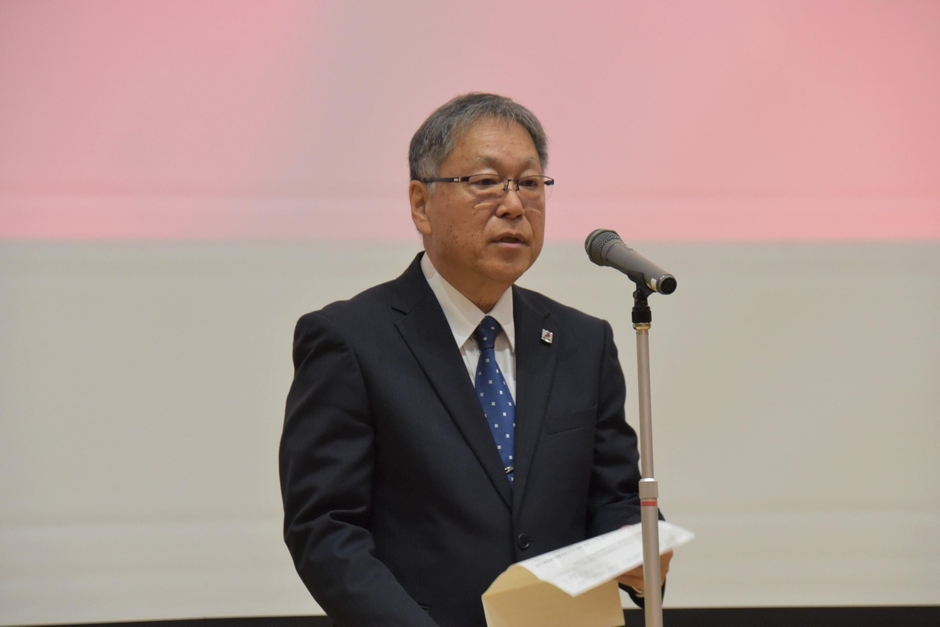 あいさつする野口学長