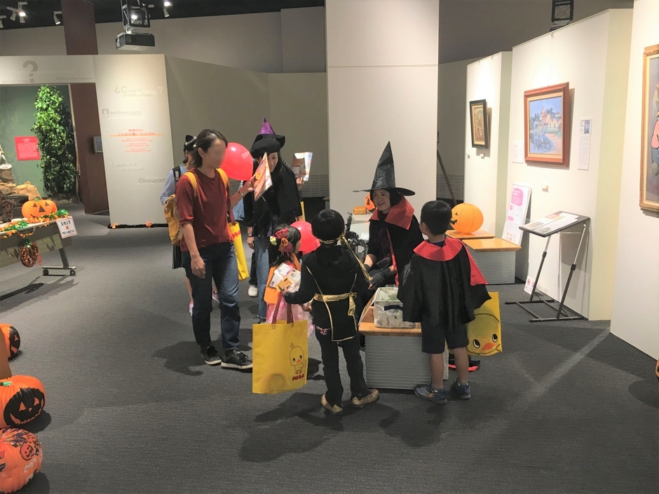 宝島ハロウィン お菓子配布の様子 ※昨年の様子