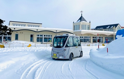 <東川町内の「幼児センター」前を走行する自動運転バス>