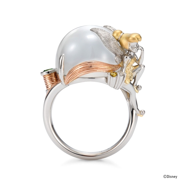 3色の金属を使用して、まるで映画の世界から飛びだしてきたように立体的に表現