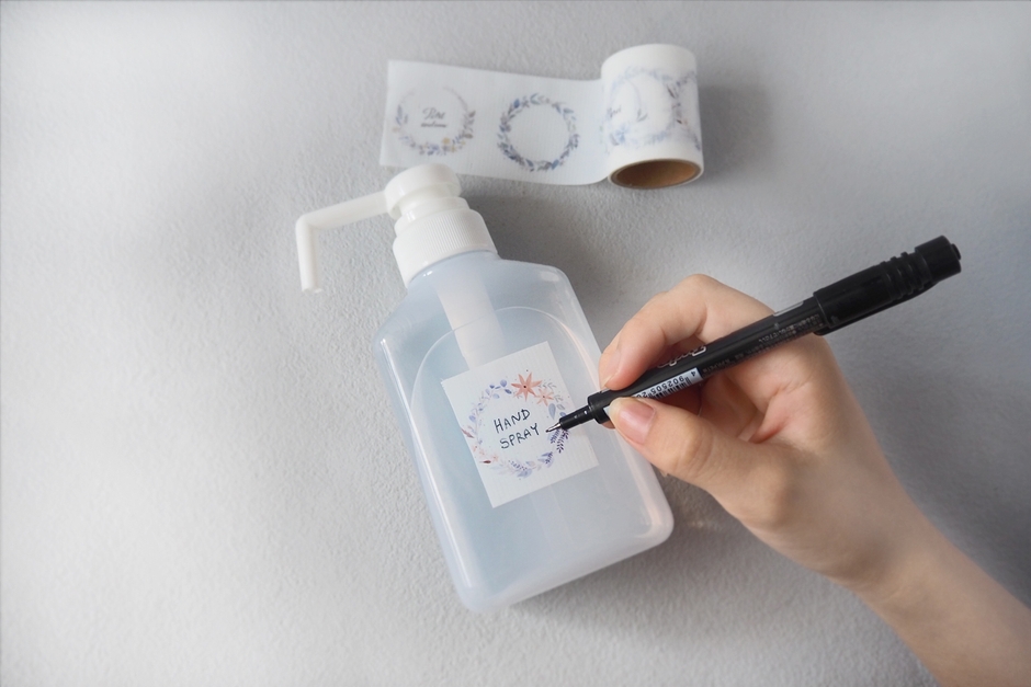 文字も書けて、水にも強いから、サニタリー小物に貼れます。