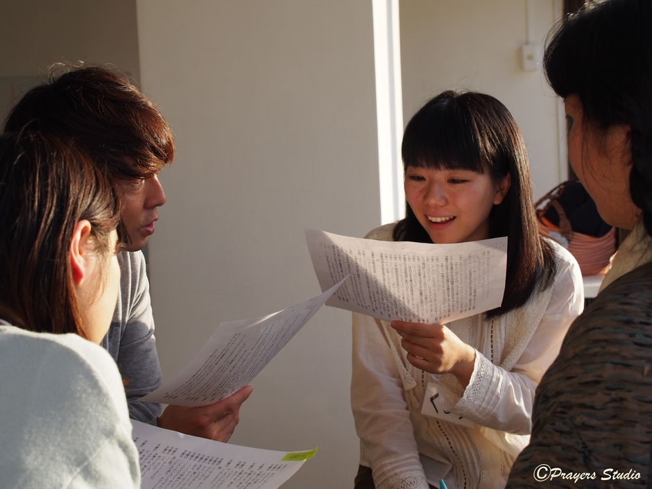 台本を読むお客様