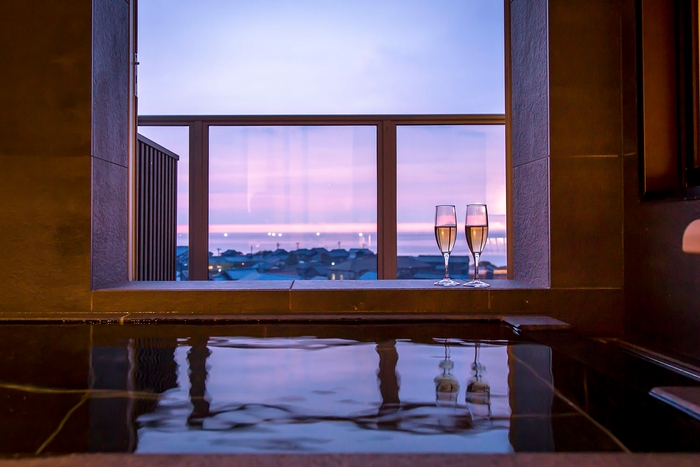 【コンセプトフロア客室】海と夕日を一望する客室温泉、景色を眺めながらの贅沢な湯浴みを