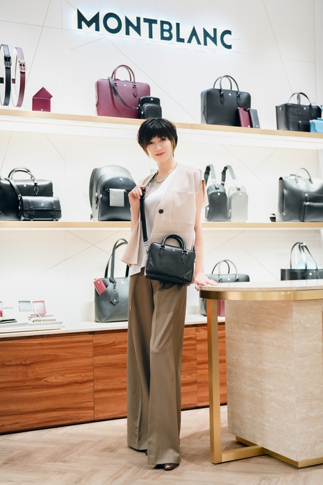 ブラックのバッグが凜とした彼女の美しさを引き立てていた。