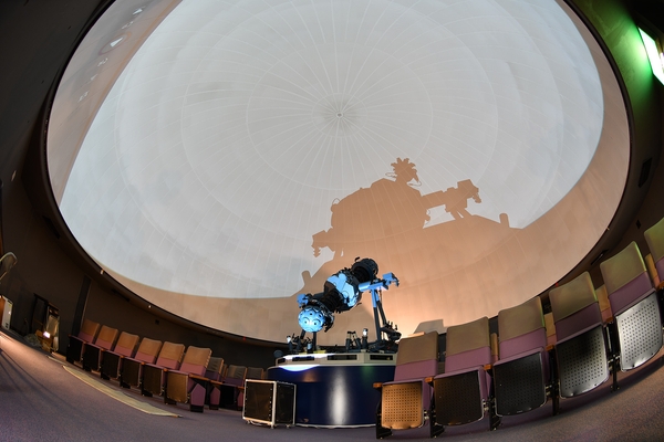 既存の投影機をそのままに、ドーム投影用専用プロジェクターの設置が可能(そのため既存投影機側に影が生れます)