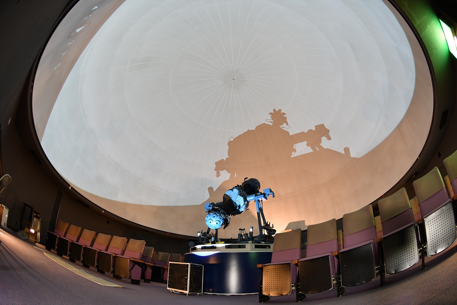 既存の投影機をそのままに、ドーム投影用専用プロジェクターの設置が可能(そのため既存投影機側に影が生れます)