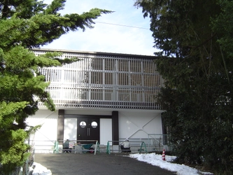 【納入事例レポート】あ、ここにも杉田エース！Vol.150群馬県の小学校屋内運動場新築工事、エス・ウッドルーバーが採用されました。ダークブラウンのルーバーはとてもおしゃれです