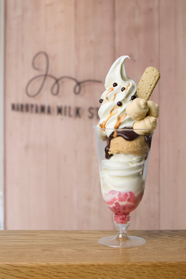 【円山牛乳販売店】キャラメルとチョコレートの牛乳パフェ