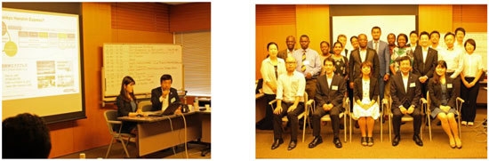 (左)那須取締役によるプレゼンテーションの様子 (右)集合写真