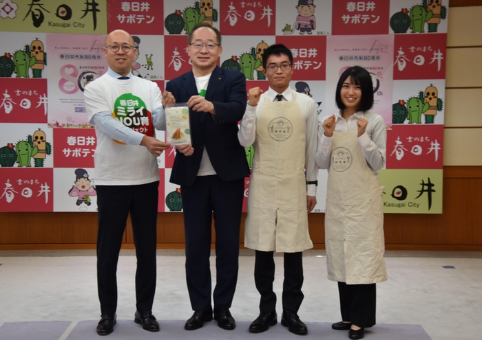試食会で記念写真に収まる(左から)長谷川社長、石黒市長、大久保さん、三浦さん