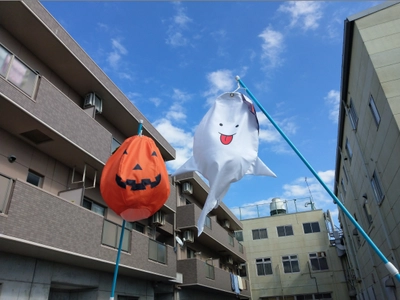 こいのぼりは5月だけじゃない！ 天高く馬肥ゆる秋、日本初！ ハロウィンのおばけとかぼちゃが秋空を舞う！