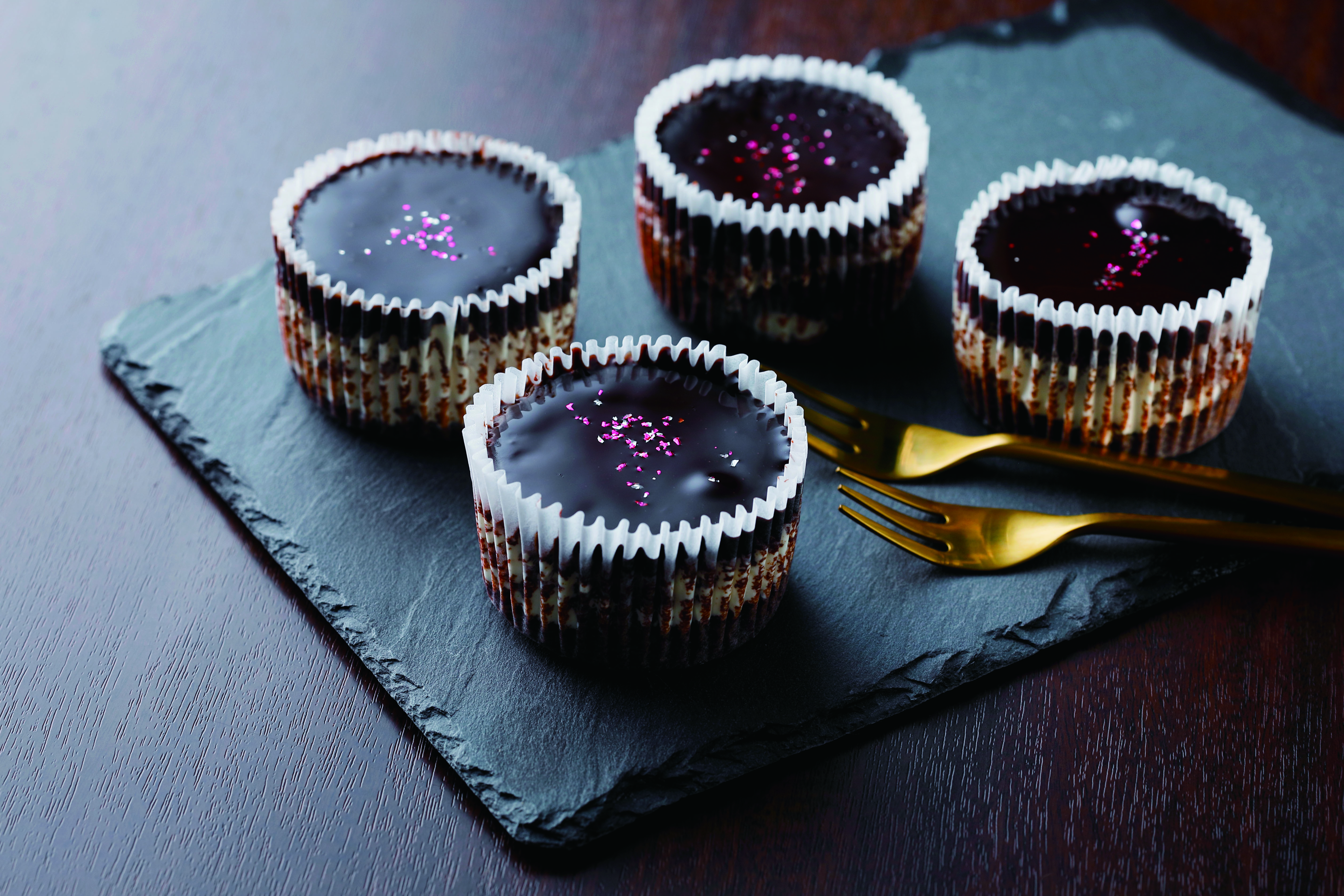チョコ好きにはたまらない！”ドルチェガーデンプレミアム”で味わう贅沢チョコケーキ「4層仕立てのベルギーショコラ」を新発売！