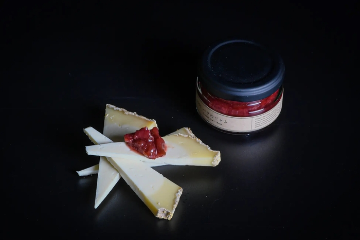 バラジャムを乗せた薔薇のチーズ(550円・税込)