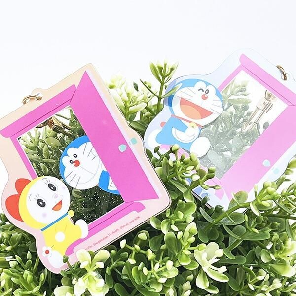 どこでもドアで移動してるみたい！風景にかざしてSNS映えする、どこでもアクリルキーホルダーが新登場！