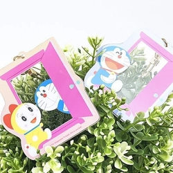 どこでもドアで移動してるみたい！風景にかざしてSNS映えする、どこでもアクリルキーホルダーが新登場！