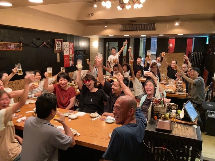 お一人様から大勢まで楽しめる造りの店内