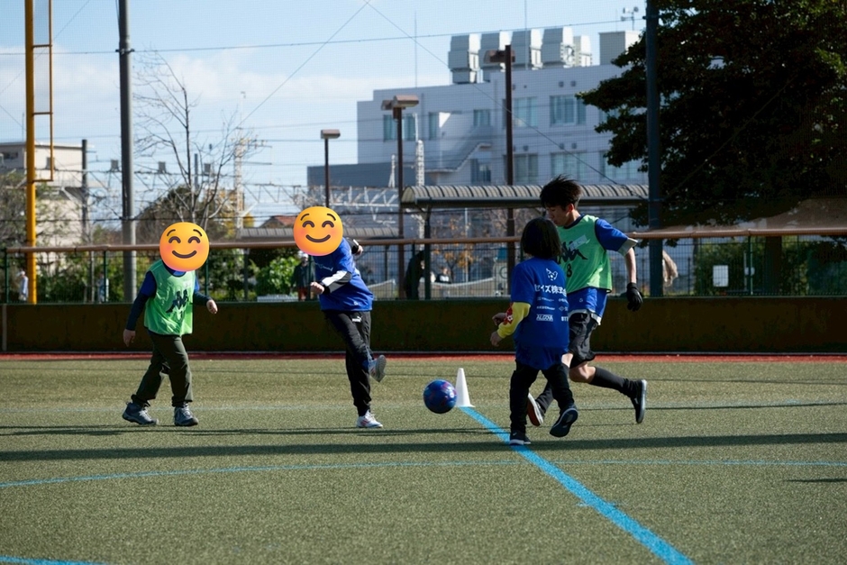 楽しくサッカーしている子どもたち