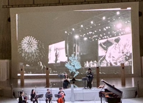 音楽劇「我ら地球人〜ダディとマザーの物語」公演より(スクリーンに9/26開催ライブ時の花火風景)