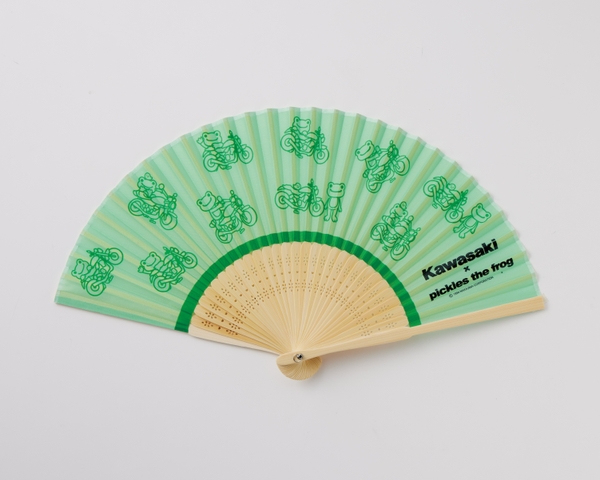 ●カワサキ×かえるのピクルス　扇子 　￥2,750（税込）/全長約21㎝
