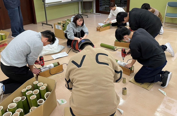 広場を灯す竹あかりは、学生たちが制作しました