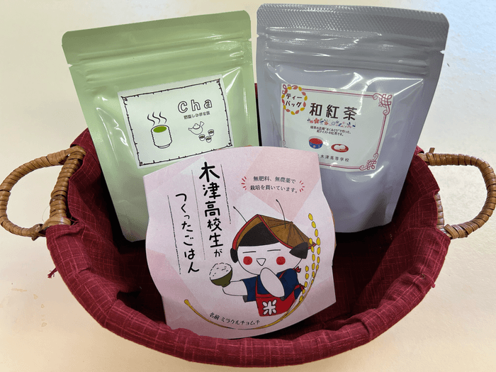 木津高校の学生が製造したお茶などの商品