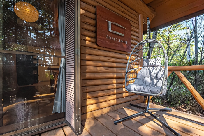 森に浮かぶハンキングチェア