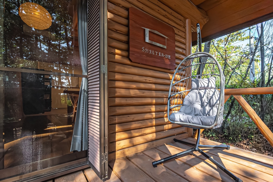 森に浮かぶハンキングチェア