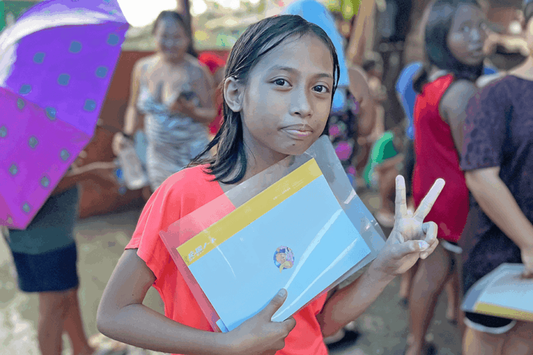 文房具の支給を受け取る子どもの様子