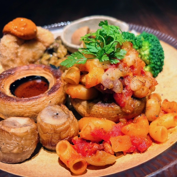 マッシュルームとゼンブのプレートランチ（サラダ付き）／1,800円