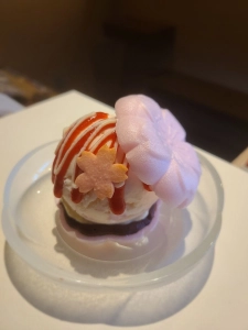 兵庫・西宮市のチョコレート専門店 「CHOCOLAT SWEETS TRAVERSEE　夙川店」が、ジェラートと モナカを使った春スイーツ「夙川サクラ」を3月15日に発売