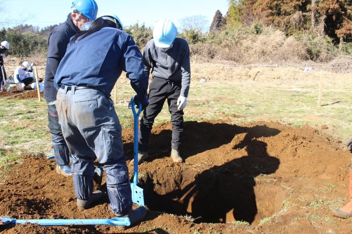 完全に人が隠れる深さに