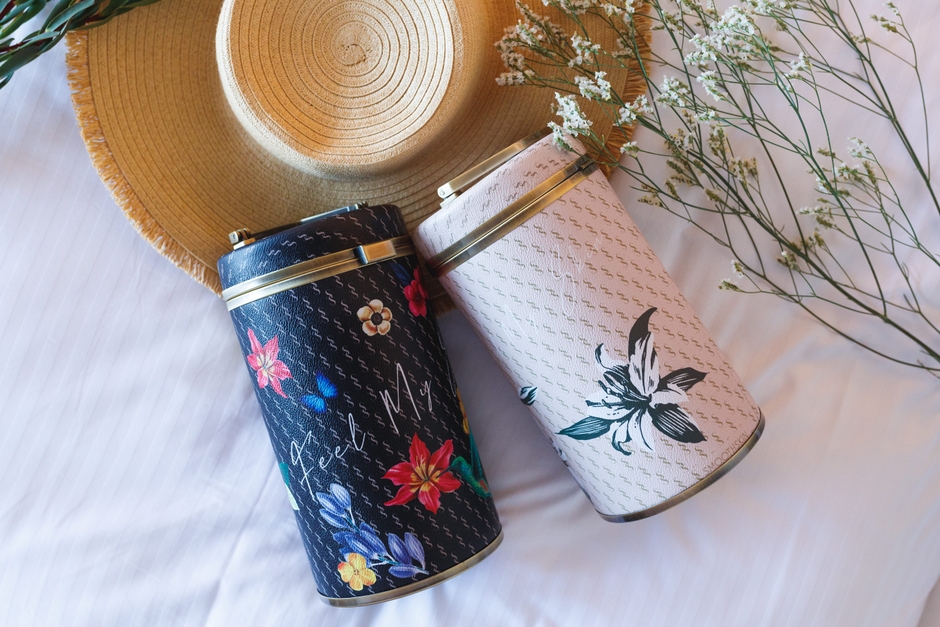 バニティバッグ(左からブラック・ベージュ)