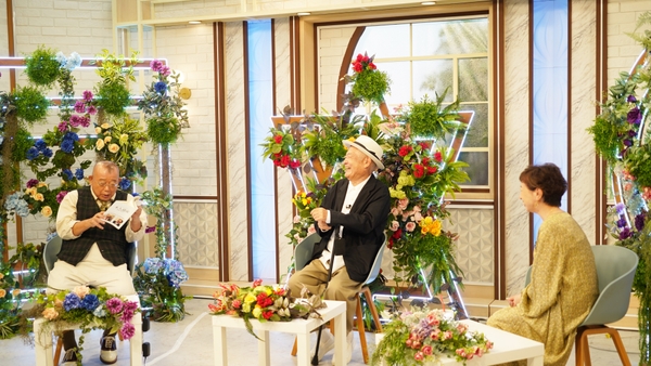 鶴瓶さんが見ているものは…南さんの顔真似本「本人遺産」！