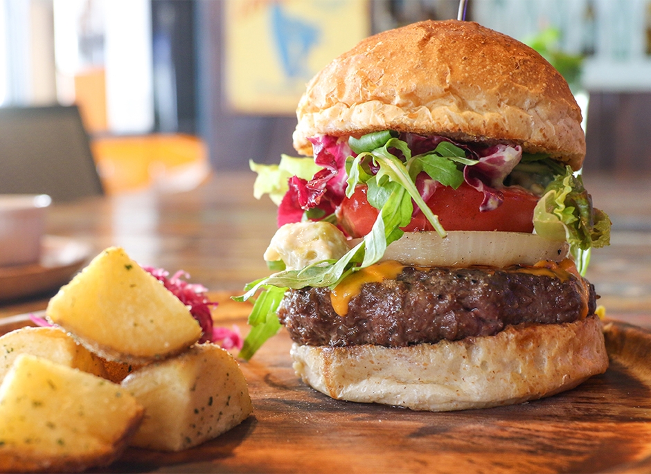 当店大人気のヘミングウェイバーガー ( ビーフ ) 