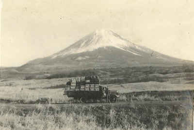 1931年、一群のミツバチとともに創業