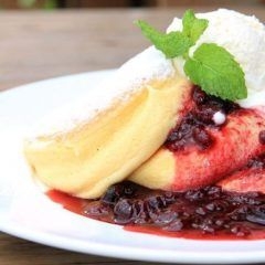 濃厚チーズムースパンケーキ　ベリーソースがけ