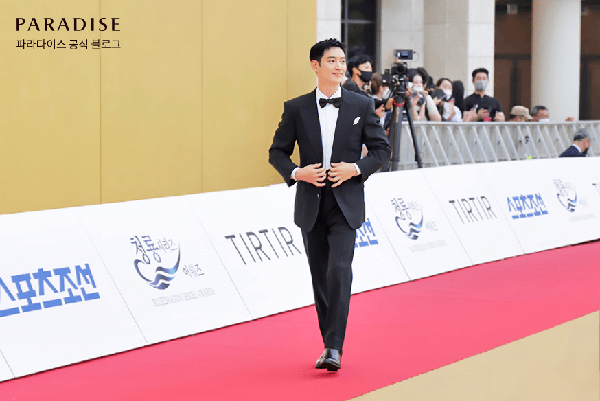 第1回青龍シリーズアワードのレッドカーペットを歩くイ・ジェフン