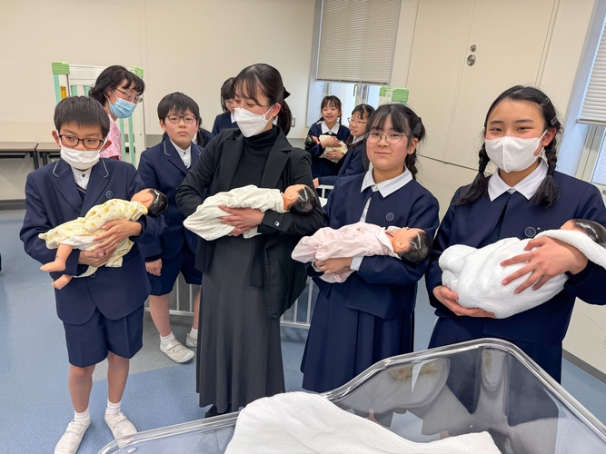 大阪信愛学院小学校が小大連携で「命の授業」を実施　赤ちゃんのお世話体験や妊婦体験を通して命の尊さを学ぶ
