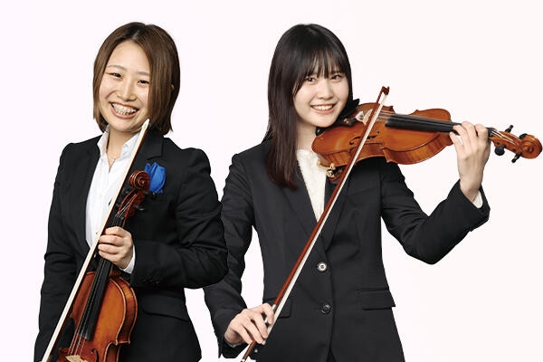 団長の松野みかんさん(左)と弦トレーナーの落合梨々香さん(右)