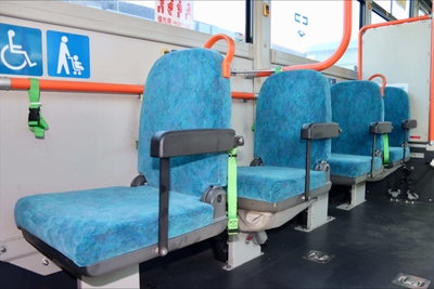 車内の座席モケットは、新2000系と同様のモケットを採用