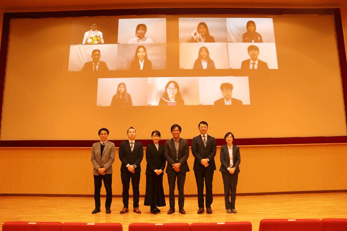 出場者と審査員、加計役・加計学園理事長(右から3人目)がそろって記念撮影