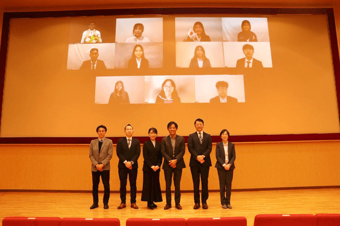 出場者と審査員、加計役・加計学園理事長（右から3人目）がそろって記念撮影