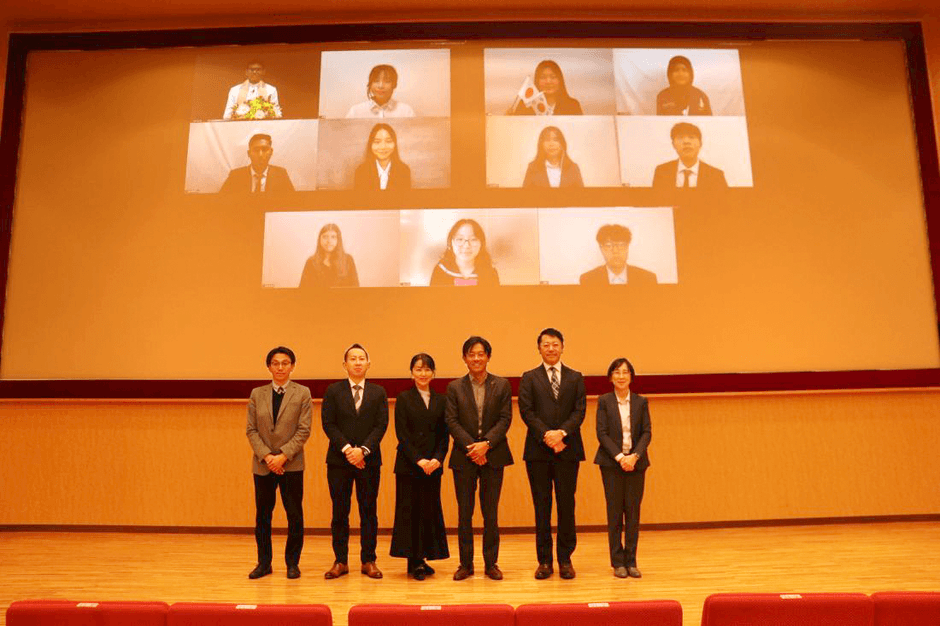 出場者と審査員、加計役・加計学園理事長(右から3人目)がそろって記念撮影